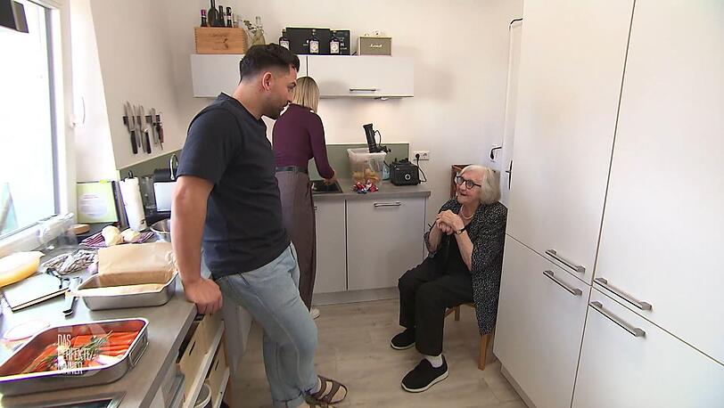 Oma Danica schaut ihrem Enkel Jonathan bei den Vorbereitungen zu.