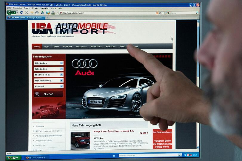 Hier wird&rsquo;s kriminell: LKA-Fahnder Gerald Busch zeigt auf die Internetseite
&bdquo;usa-auto-kaufen.de&ldquo; der E-Commerce-Mafia.