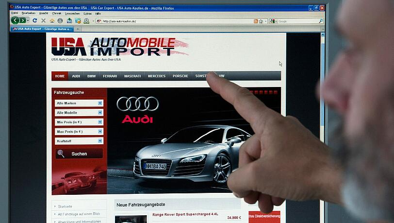 Hier wird’s kriminell: LKA-Fahnder Gerald Busch zeigt auf die Internetseite
„usa-auto-kaufen.de“ der E-Commerce-Mafia. Hier wird’s kriminell: LKA-Fahnder Gerald Busch zeigt auf die Internetseite
„usa-auto-kaufen.de“ der E-Commerce-Mafia.