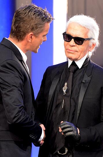 Dort erwartet die beiden schon hohe Prominenz: Modeschöpfer Karl Lagerfeld ist mal wieder zu Besuch bei "Wetten, dass...?" Überschwengliche Begrüßung.