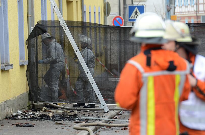 Mittlerweile sind Ermittler damit beschäftigt, die genauen Hintergründe für den verheerenden Großbrand in Backnang bei Stuttgart zu ermitteln, bei dem acht Menschen ums Leben kamen. Die Bilder.