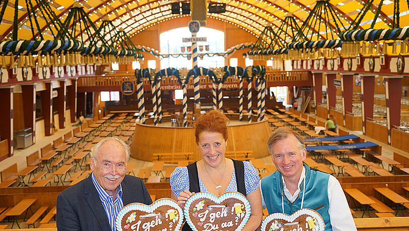 Sie winken mit dem Löwen (v. l.): Wirtin Stephanie Spendler, Dieter Hanitzsch, Christian Springer, Luise Kinseher und Wirt Ludwig Wiggerl Hagn. Sie winken mit dem Löwen (v. l.): Wirtin Stephanie Spendler, Dieter Hanitzsch, Christian Springer, Luise Kinseher und Wirt Ludwig Wiggerl Hagn.
