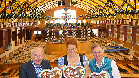 Sie winken mit dem Löwen (v. l.): Wirtin Stephanie Spendler, Dieter Hanitzsch, Christian Springer, Luise Kinseher und Wirt Ludwig Wiggerl Hagn.