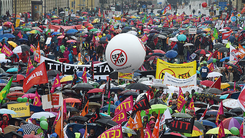 Die Proteste haben nichts genützt. Alle EU-Staaten haben dem Handelsabkommen mit Kanada zugestimmt. (Symbolbild) Die Proteste haben nichts genützt. Alle EU-Staaten haben dem Handelsabkommen mit Kanada zugestimmt. (Symbolbild)