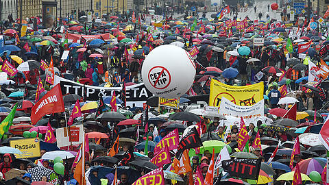 Die Proteste haben nichts genützt. Alle EU-Staaten haben dem Handelsabkommen mit Kanada zugestimmt. (Symbolbild)