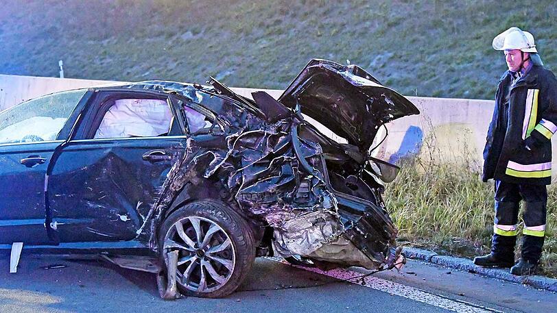 Abgerissene Motorhaube und Vorderrad, umherfliegende Fahrzeugteile - der Audi hat sich mehrfach überschlagen, bevor er zum Stehen kam.