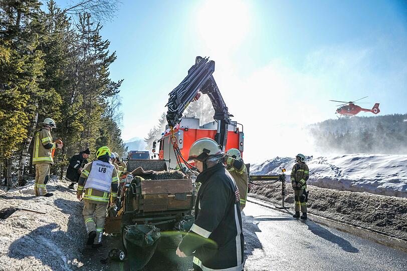 Bei einem Unfall mit einer Kutsche auf der Leutascher Straße in Reith bei Seefeld wurden vier Menschen verletzt. Die Bilder vom Unfallort.