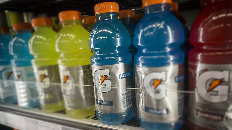 Gatorade - Bei Gatorade wiederum verhält es sich genau anders herum als bei Häagen-Dazs: Es klingt nach einem Kunstwort, hat aber tatsächlich eine Bedeutung. Denn das isotonische Sportgetränk wurde von Wissenschaftlern an der University of Florida für das örtliche Football-Team der Florida Gators entwickelt.