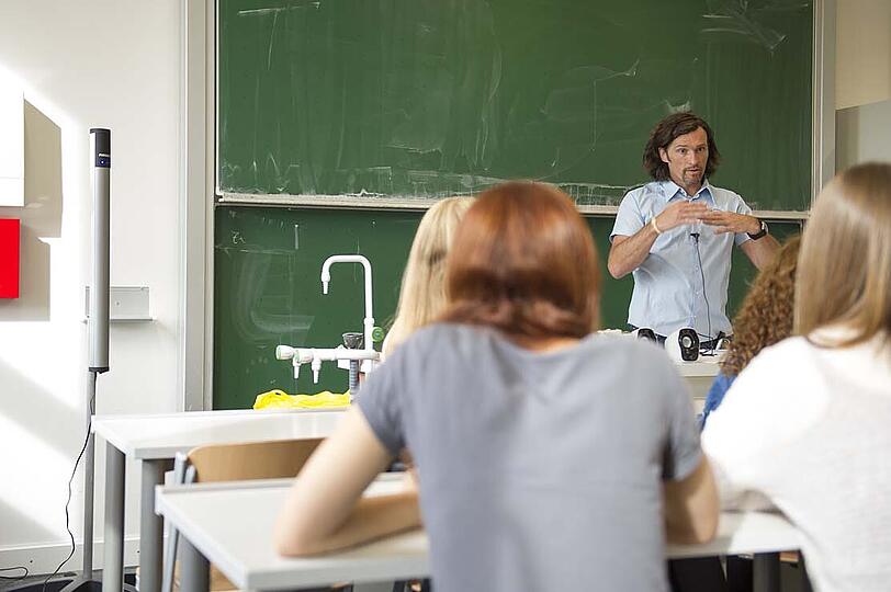Lehrer Max Dimpflmeier mit seinen Schülern am Gisela-Gymnasium.