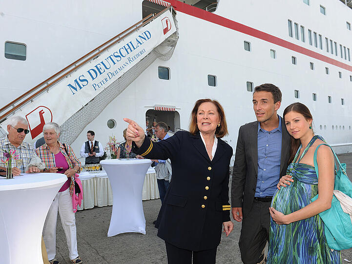 Die hochschwangere Lucie möchte mit ihrem Mann Julian die Silberhochzeit ihrer Eltern auf Mauritius feiern. (v.l.n.r.: Heide Keller, Max Alberti, Katrin Heß)