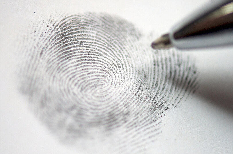 Aufgrund seiner Fingerabdrücke konnte der Einbrecher eindeutig identifiziert werden. (Symbolbild)