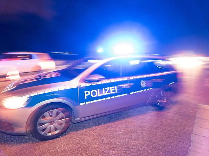 Ein Polizeifahrzeug steht mit Blaulicht auf der Straße. Foto: Patrick Seeger/Archiv