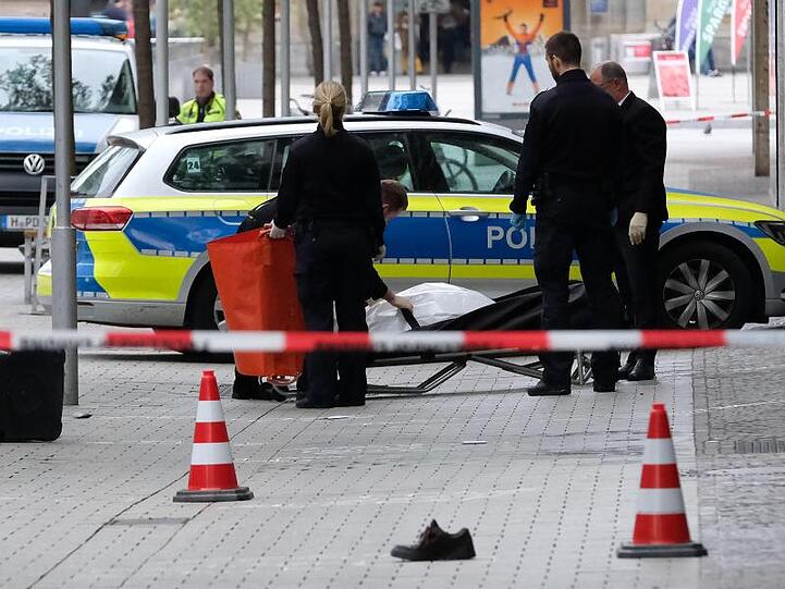 Weil er auf der Flucht vor der Polizei einen Fußgänger überfahren hat, wurde ein 18-Jähriger Autofahrer zu acht Jahren Jugendstrafe verurteilt.
