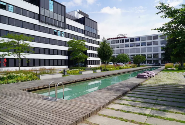 Der Pool hinter der Volkshochschule. Der Pool hinter der Volkshochschule.