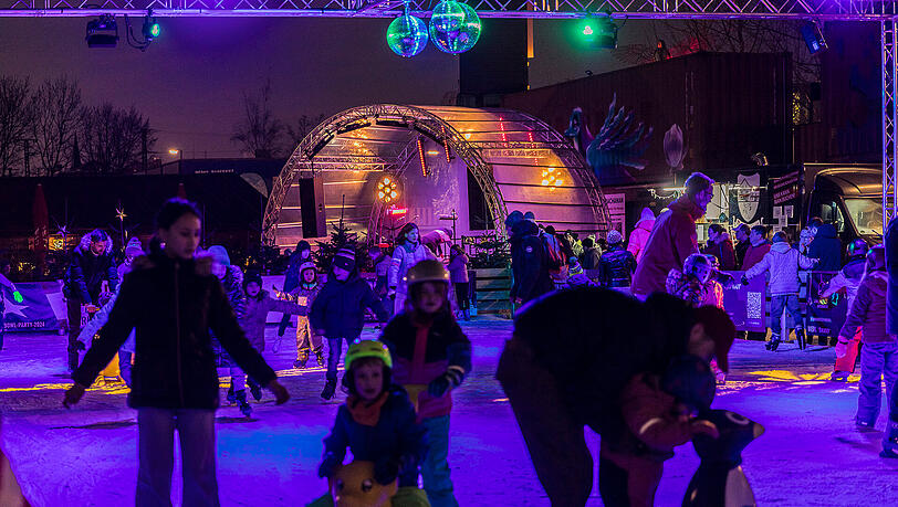 Beim Winterwunderwerk im Werksviertel-Mitte ist auch eine Eisfläche zum Schlittschuhlaufen geboten. Beim Winterwunderwerk im Werksviertel-Mitte ist auch eine Eisfläche zum Schlittschuhlaufen geboten.