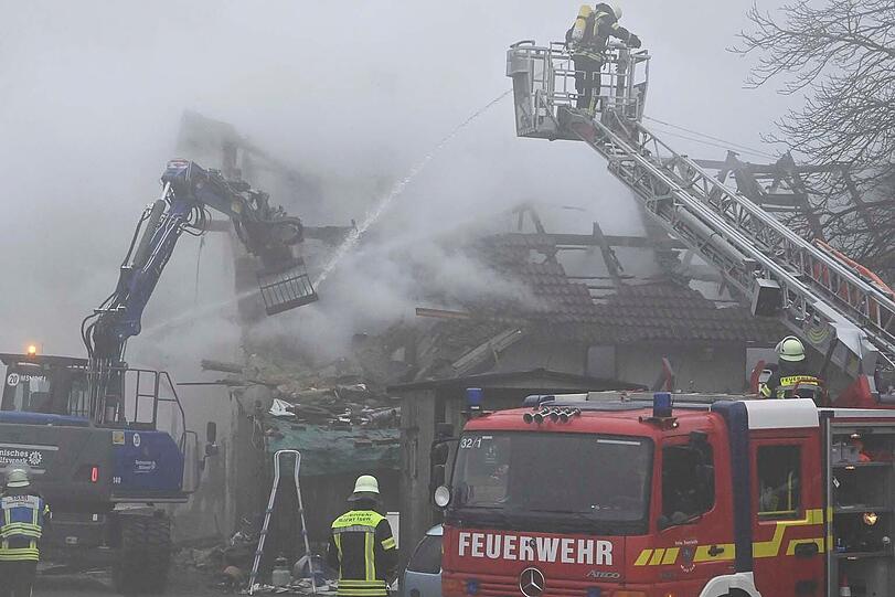Im dichten Nebel k&auml;mpften am Mittwoch etwa 200 Einsatzkr&auml;fte von etwa 15 Feuerwehren gegen ein verheerendes Feuer auf einem Ein&ouml;dhof nahe dem Landhotel Hallnberg s&uuml;dlich von Walpertskirchen im Landkreis Erding.