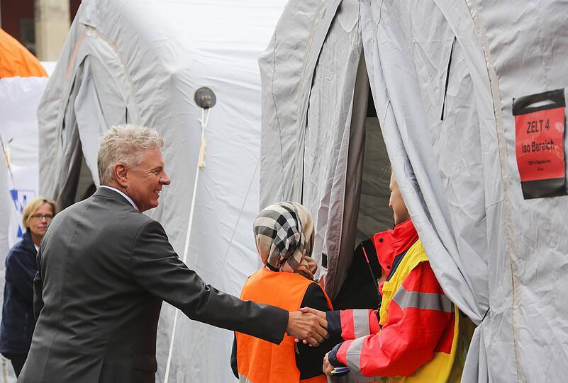 Dieter Reiter begr&uuml;&szlig;t Fl&uuml;chtlingsfamilien an einem Zelt am Hauptbahnhof 2015.