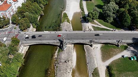 Die Wittelsbacherbr&uuml;cke muss bald saniert werden. Weil die Stadt beschlossen hat, eine neue Tramlinie dar&uuml;ber zu f&uuml;hren, soll das gleich mitgeplant werden, fordert der Fahrgastverband &bdquo;Pro Bahn&ldquo;.