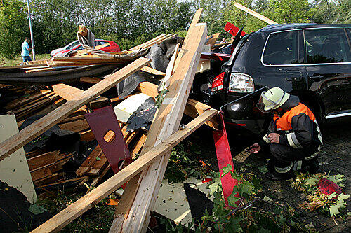 In Deggendorf wehte ein Blechdach auf ein Auto