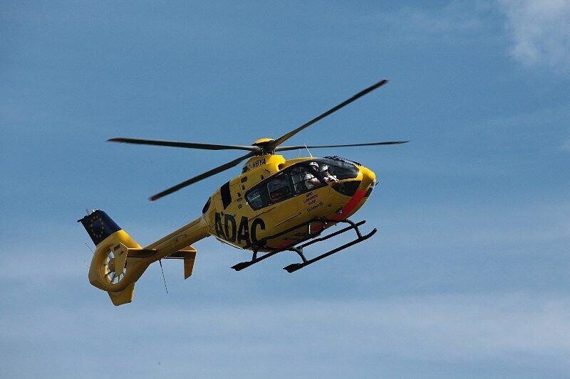 Drei Menschen tot, darunter ein 13-jähriger Junge, ein Kleinkind schwer verletzt: Zwei Autos waren bei einem Überholmanöver am Montagnachmittag frontal miteinander zusammengestoßen, wie die Polizei mitteilte. Die B20 war zunächst komplett gesperrt. Die Bilder vom schrecklichen Unfall.