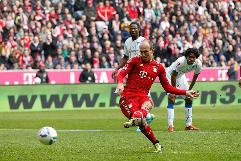 2:0 (12. Minute): Elfmeter: Arjen Robben läuft kurz an, versenkt den Ball unhaltbar im linken Eck - Starke war unterwegs in die gegenüberliegende Ecke.