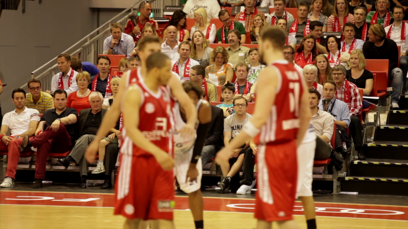 Irre Aktion beim Bayern-Basketball: Im Fanblock tauchen plötzlich große Uli-Hoeneß-Köpfe auf. Die Bilder von der Aktion.