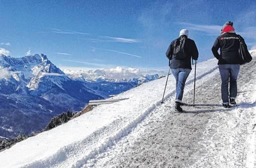 Ein bisschen Schnee liegt auf dem Wank über Garmisch-Partenkirchen schon noch &ndash; der Berg zeigt sich aber schon frühlingshaft grün.