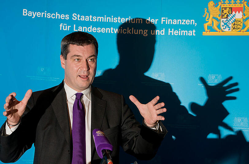 Finanzminister Markus Söder verkündete, dass die bayerischen Ministerien insgesamt ca. 5000 neue Stellen besetzen wollen.