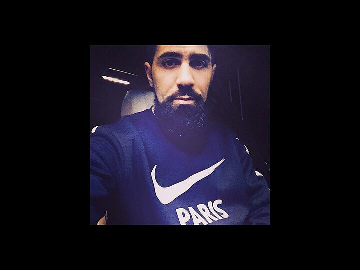 Bushido zeigt sich auf Facebook mit Paris-Pulli