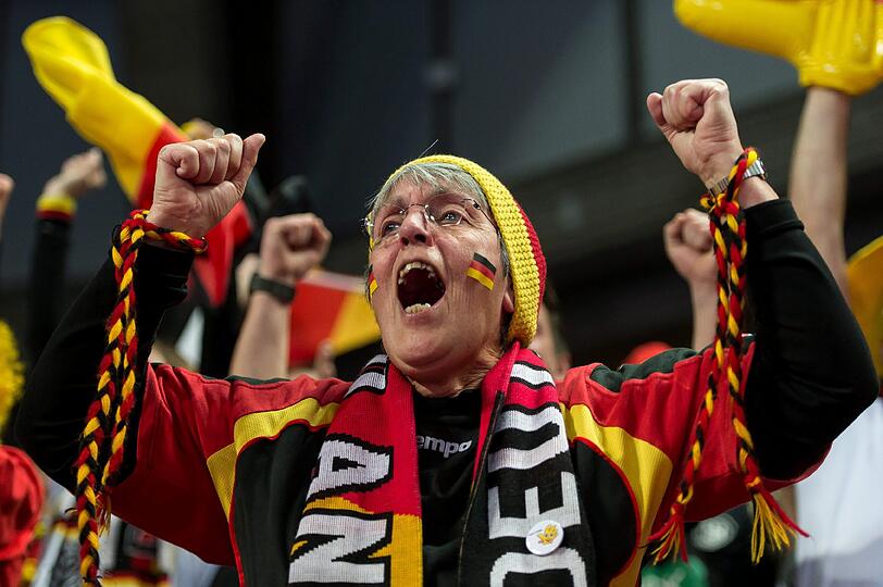 Schrille Outfits, skurrile Masken, schräge Typen, ausgelassene Stimmung: Bei der Handball-Europameisterschaft geben die Fans für ihre Teams tatsächlich alles. Die Bilder aus Polen...