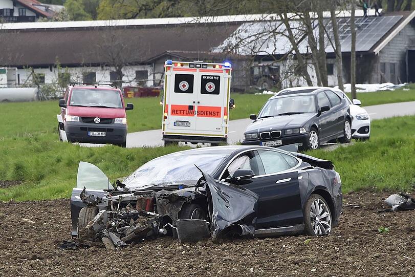 Der 100.000 Euro teure Tesla überschlug sich und blieb auf einem Acker liegen.