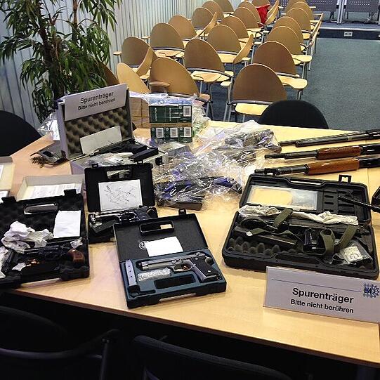 Vollautomatische Waffen, Pistolen, Deko-Waffen und kofferweise Munition. Der Schütze war ein Waffen-Narr.