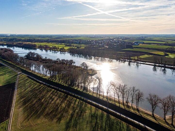 Die Donau fließt durch Niederbayern. Foto: Armin Weigel/dpa/Archivbild