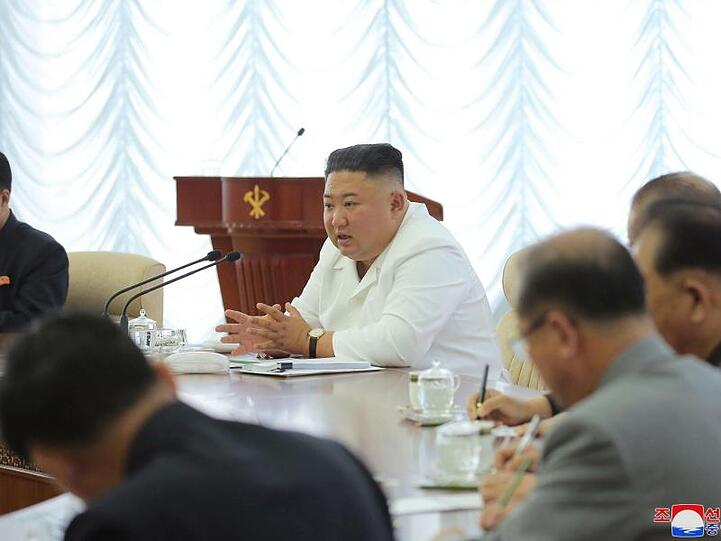 Nordkoreas Machthaber Kim Jong Un während einer Sitzung.