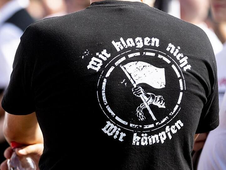 Bei den politisch motivierten Gewaltdelikten handelt es sich um Körperverletzungen und Widerstand gegen Vollstreckungsbeamte.