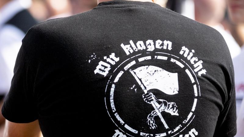 Bei den politisch motivierten Gewaltdelikten handelt es sich um Körperverletzungen und Widerstand gegen Vollstreckungsbeamte. Bei den politisch motivierten Gewaltdelikten handelt es sich um Körperverletzungen und Widerstand gegen Vollstreckungsbeamte.