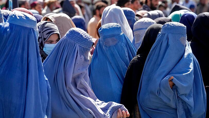 Frauen warten in Kabul auf Lebensmittelrationen von einer humanitären Hilfsorganisation aus Saudi-Arabien.