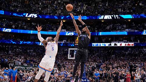 Oklahomas Luguentz Dort (5) kann den Wurf von Mavericks-Guard Kyrie Irving nicht verhindern.