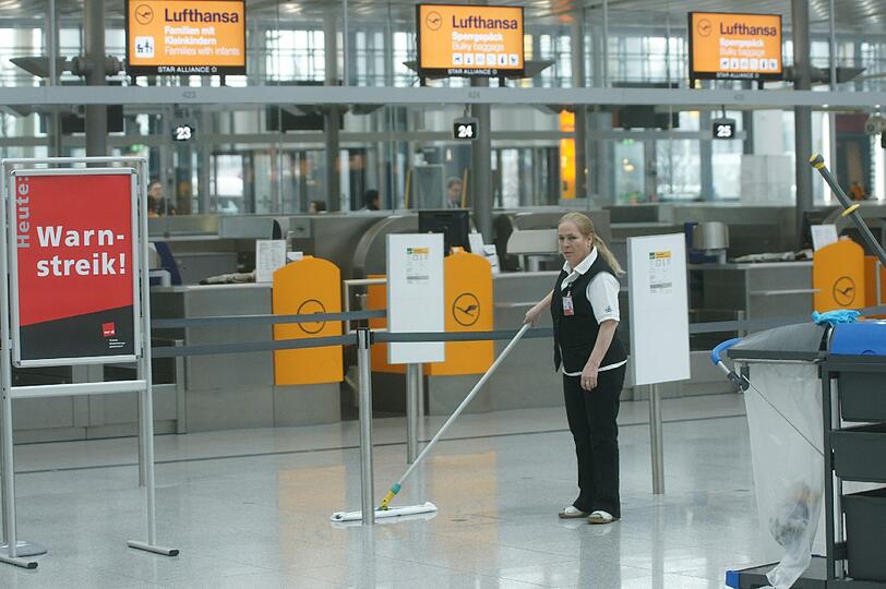Streik bei der Lufthansa, Flugausfälle in München - aber richtiges Chaos bleibt aus. Die Bilder vom Münchner Flughafen