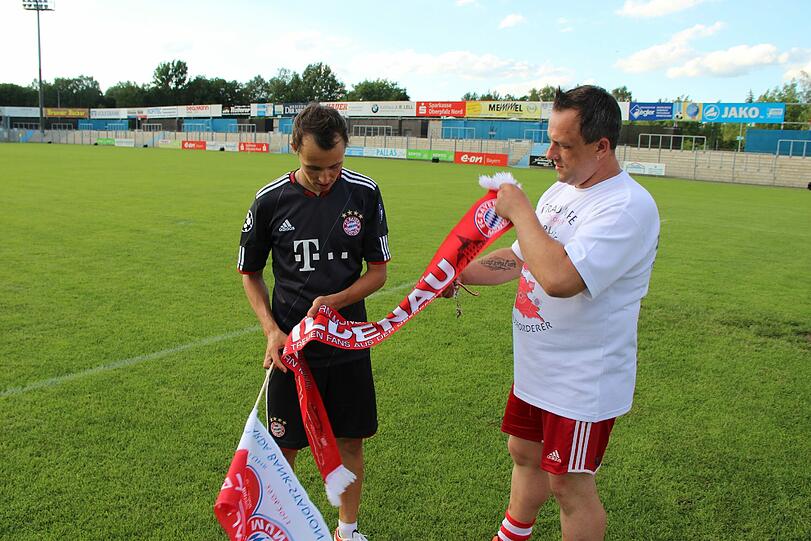 Ausnahmezustand vor Guardiolas erstem Spiel in Weiden: Die AZ war schon da und zeigt in der Bilderstrecke, was die Bayern dort erwartet.