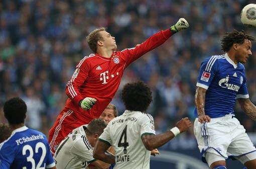Manuel Neuer: Note 2. Ein roter Klecks mit seinem einfarbigen Dress im königsblauen Schalker Tempel. Mit Hass aus der Nordkurve empfangen, konterte er mit Lässigkeit beim Spiel von hinten raus. Immer auf Ballhöhe, auch gerne mal waghalsig.