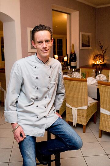 Koch Timo Röpke zaubert im Schlossrestaurant Bellevue das selbst kreierte Menü.
