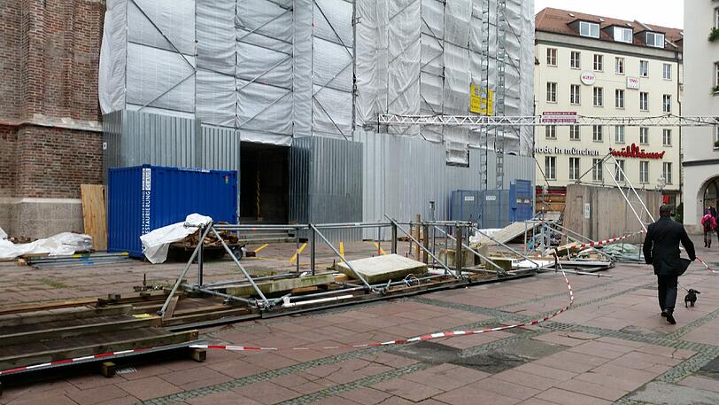 Sturmböen deckten das Turmdach der St. Anna-Kirche im Lehel ab. Der Gefahrenbereich um die Kirche wurde abgesperrt.