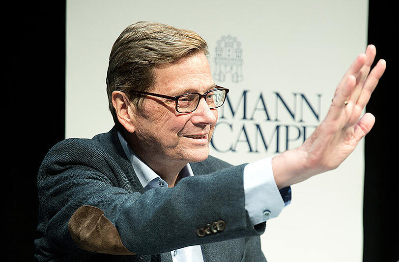 Ex-Außenminister Guido Westerwelle (FDP) sitzt bei der Vorstellung seines Buches "Zwischen zwei Leben. Von Liebe, Tod und Zuversicht" am
08.11.2015 ins Berliner Ensemble in Berlin auf dem Podium.