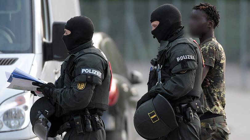 Nachdem es bei der gescheiterten Abschiebung eines 23-jährigen Togolesen vor vier Tagen zu Ausschreitungen gekommen war, läuft ein Großeinsatz der Polizei in der Flüchtlingsunterkunft.