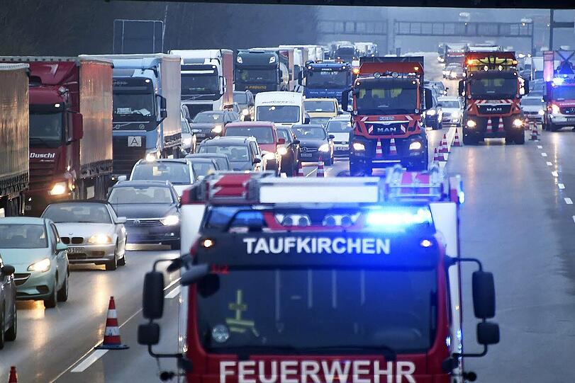 Der Lkw krachte in die Leitplanke, auch ein anderes Auto war am Unfall beteiligt.