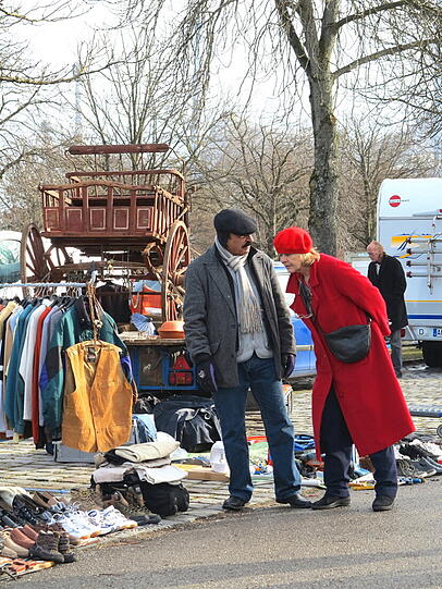 Auf dem Flohmarkt kann man auch herrlich fachsimpeln.