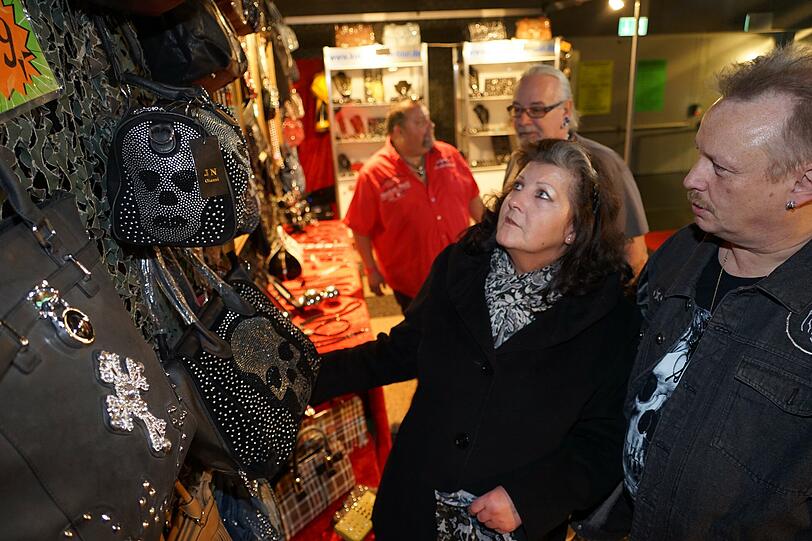 Von Freitag bis Sonntag gastierte die "Eros und Amore" in München: Zu sehen gab es viel Haut, Lack und Spielzeug. Die Bilder von der Erotikmesse.