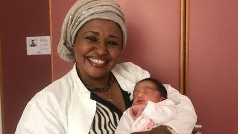 Dr. Eiman Tahir mit einem Mini-Münchner. Dr. Eiman Tahir mit einem Mini-Münchner.