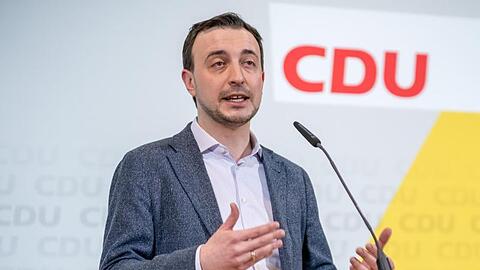 Paul Ziemiak, Generalsekretär der CDU, spricht vor Beginn der Klausurtagung des CDU-Bundesvorstands in Potsdam.
